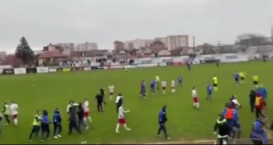 VIDEO/ Rikthehet dhuna në futbollin kosovar, sherr në fushë mes futbollistëve