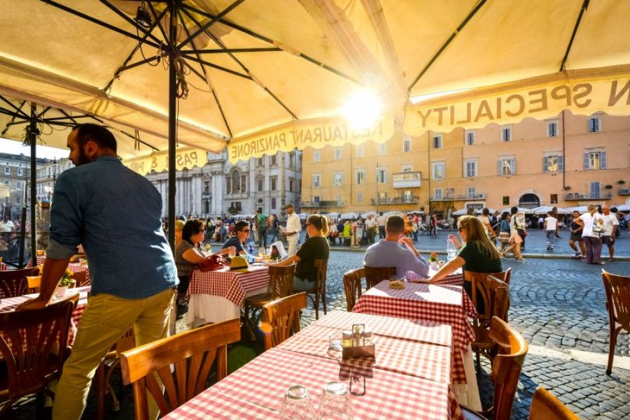 Italia do t’i heqë disa kufizime nga 26 prilli, lejon tryezat jashtë restoranteve dhe bareve