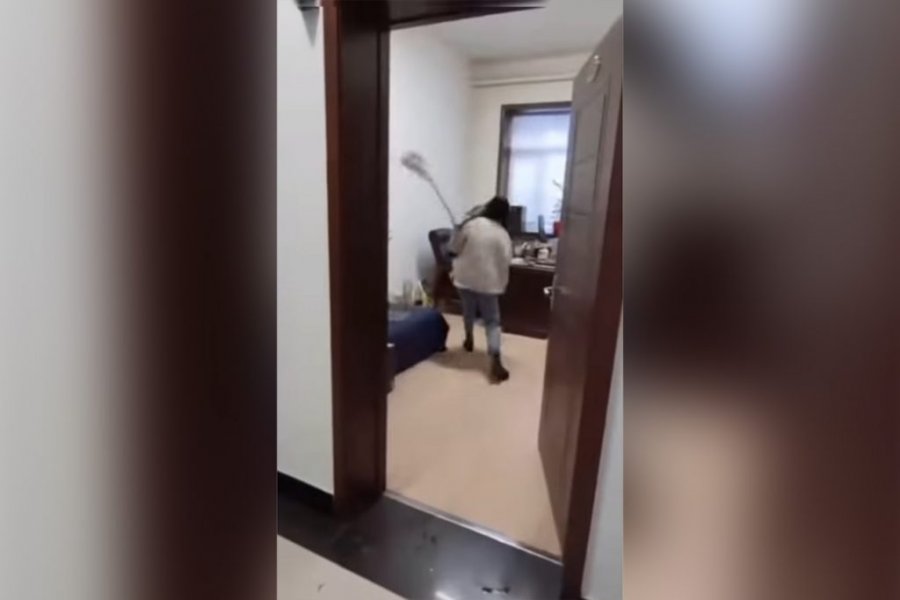 VIDEO- Kinë/ Shefi e ngacmoi seksualisht, ajo i gjuan me çfarë mundet