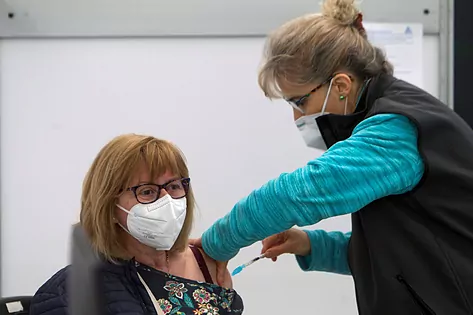 Qeveria spanjolle propozon të vonojë dozën e dytë, për të vaksinuar sa më shumë njerëz