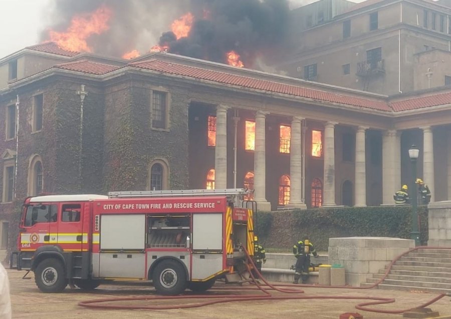 Afrikë e Jugut: Zjarri shkatërron godinat historike në Kejptaun, evakuohen 4 mijë studentë 
