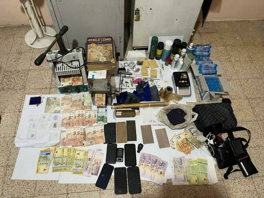 Falsifikuan mijëra euro e lekë, arrestohen 7 persona në Elbasan