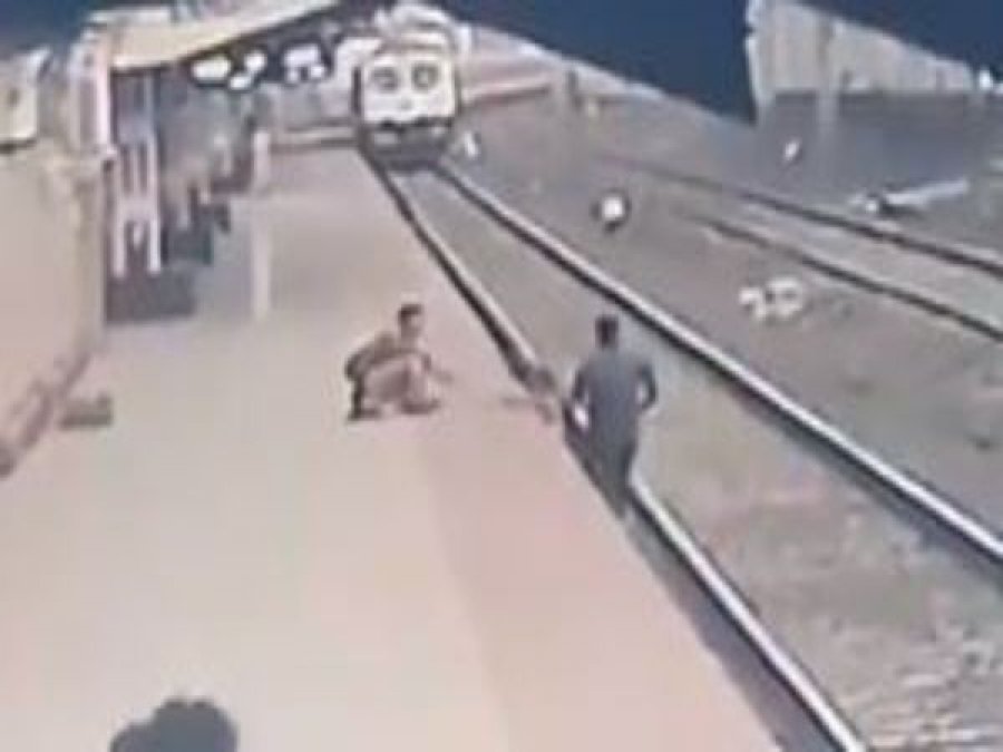 VIDEO: Një hero i vërtetë! Burri shpëton fëmijën nga shtypja nën tren