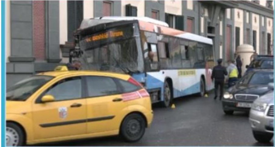 Aksident në qendër të Tiranës, autobusi përplaset me një makinë