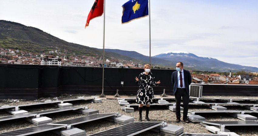 Panelet solare do të mbulojne 30 për qind të shpenzimeve të energjisë në objektin e komunës së Prizrenit