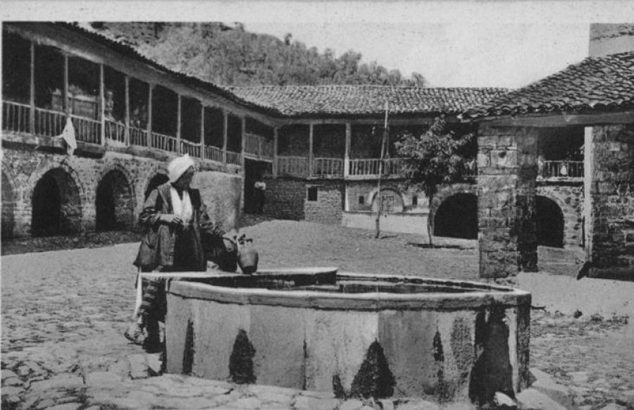 Zgjedhjet në Elbasan në 1921: 'Jan damun qendrat e katundavet me qëllime anësije, që zgjedhësi me marrë tet sahat rrugë me dhanë votën!'