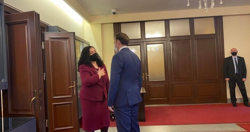 Me dorë në zemër, kështu e pret Vjosa ministrin e Maqedonisë së Veriut