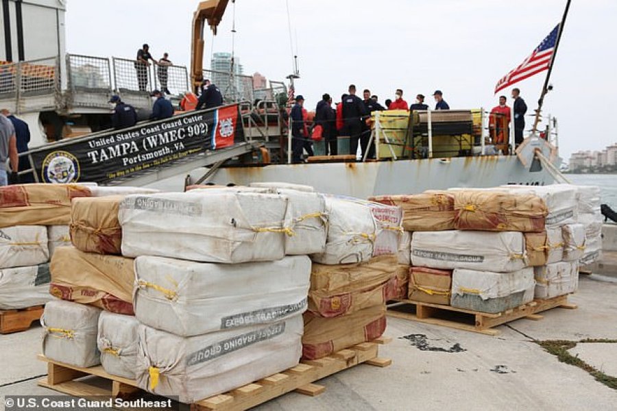VIDEO/ Kapet sasia rekord prej 2.500 kilogramë kokainë, ja momenti kur roja bregdetare ndalon barkën