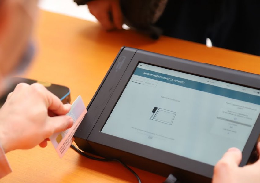 Në dy qendra në Berat nuk ka nisur votimi, probleme me pajisjen e identifikimit biometrik