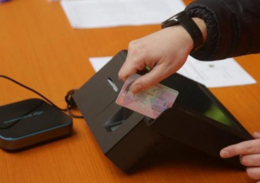 Probleme me pajisjet, pezullohet votimi në një qendër në Gjirokastër