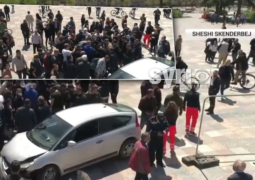 FOTOLAJM/ Sulmohet stenda e SYRI TV, makina përplas punonjësen