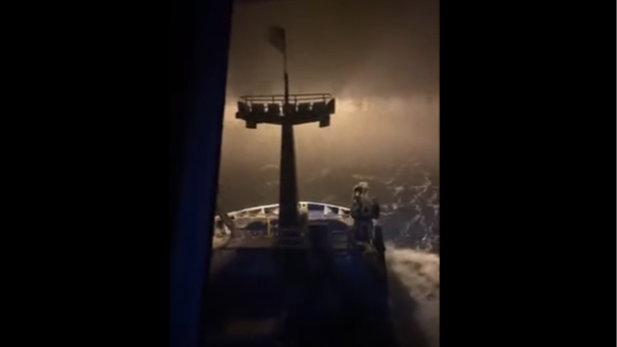 VIDEO virale/ ‘Beteja’ e një anije peshkimi me detin e stuhishëm 