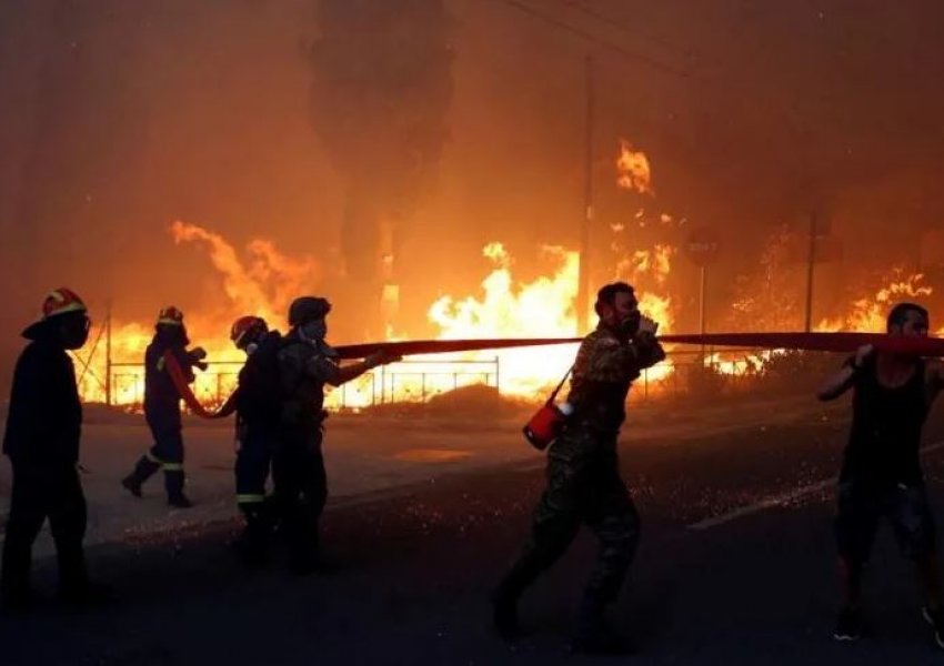 VIDEO/ Flakët ‘pushtojnë’ Greqinë, zjarrfikësi përfiton për të trafíkuar…