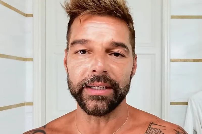 Ricky Martin regjistron rutinën e tij të fytyrës për revistën Vogue
