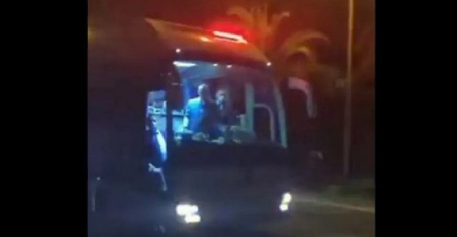 VIDEO/ Veprimi i Erdoganit irriton qytetarët, ja çfarë hedh nga dera e autobusit