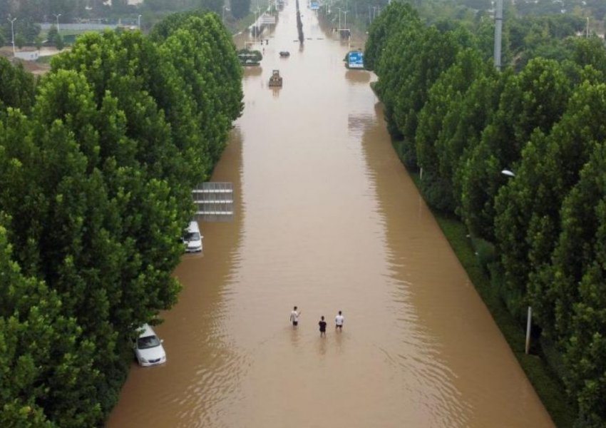 Rëndohet bilanci i viktimave nga përmbytjet në Kinë, dhjetëra persona vijojnë të jenë të zhdukur