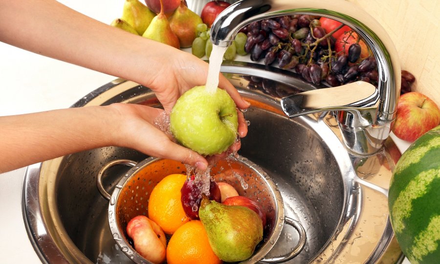 ISHP: Mos përdorni pastrues apo zbardhues për të larë frutat dhe perimet!