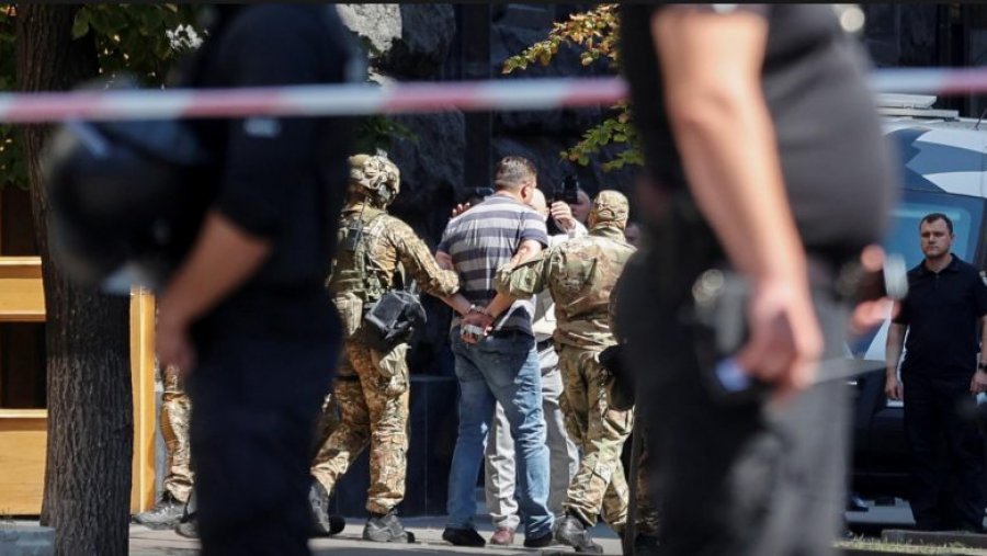 VIDEO/ U fut me granatë dore në parlamentin e Ukrainës, arrestohet burri
