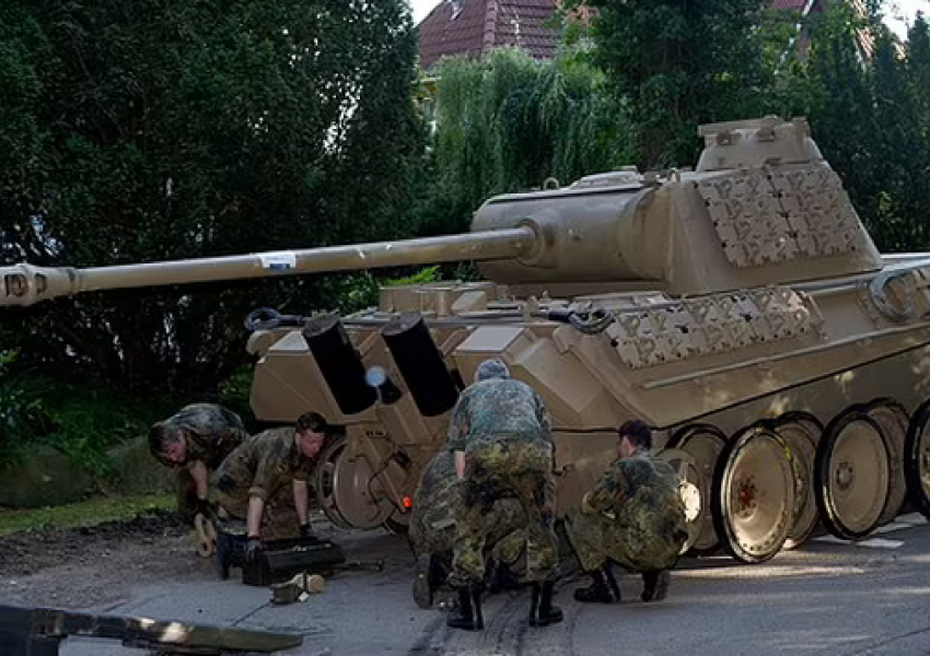 Mbante tankun e Luftës së Dytë Botërore në shtëpi, gjobitet me 250 mijë euro pensionisti