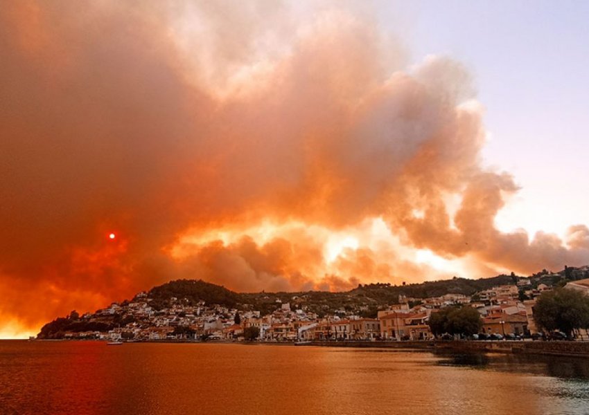 Alarm në Greqi/ Shkrumbohet ishulli Evia, banorët evakuohen me varka 