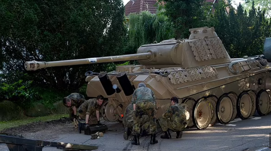 VIDEO/ Mbante tankun e Luftës së Dytë Botërore në shtëpi, gjobitet me 250 mijë euro pensionisti