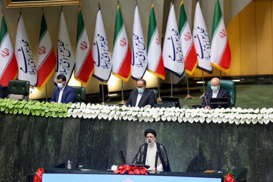 Presidenti i ri i Iranit bën betimin në parlament