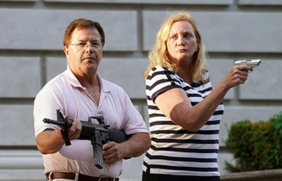 Jepet vendimi për çiftin amerikan që u drejtoi armët protestuesve