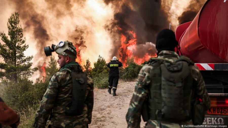 Zjarre të mëdha rrethojnë Athinën, të vdekur në periferi të qytetit