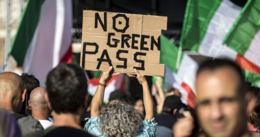 Protesta edhe në Itali e Qipro, mijëra njerëz kundërshtojnë pasaportat e vaksinimit