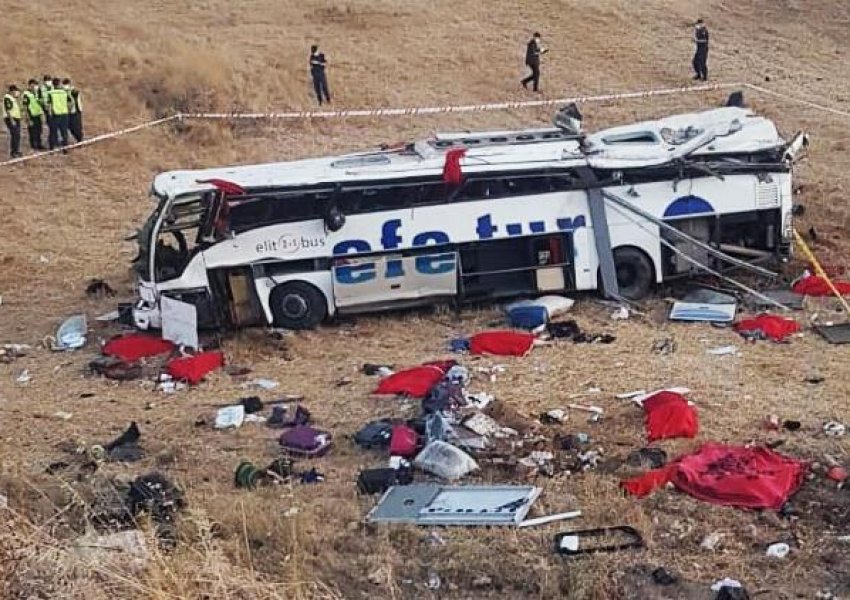 Ngjarje e rëndë në Turqi/ Rrëzohet një autobus pasagjerësh, ka shumë të vdekur dhe të plagosur
