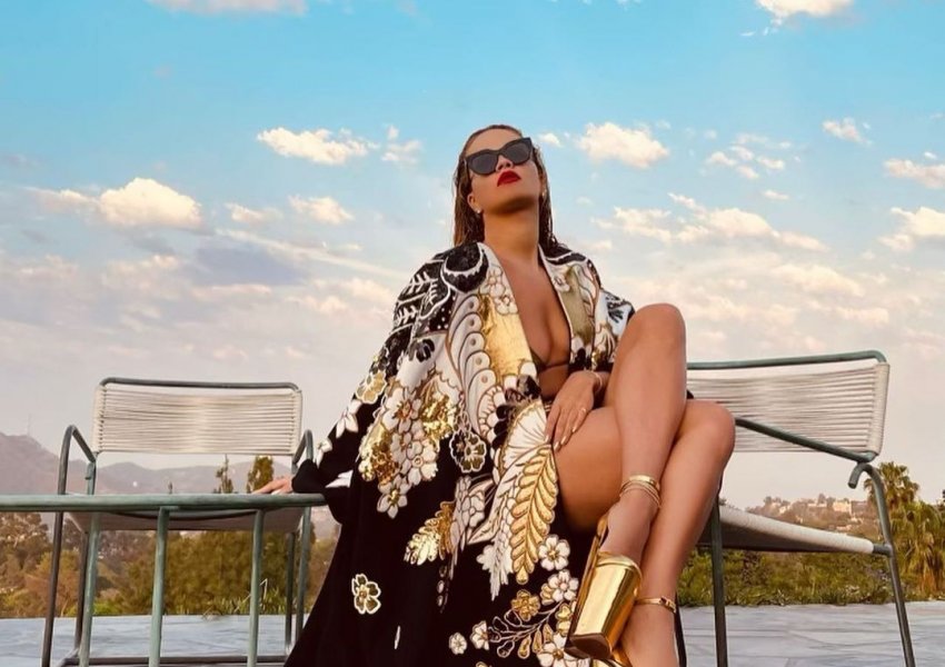Rita Ora pozon nudo për kalendarin ikonik ‘Pirelli’ të vitit 2022