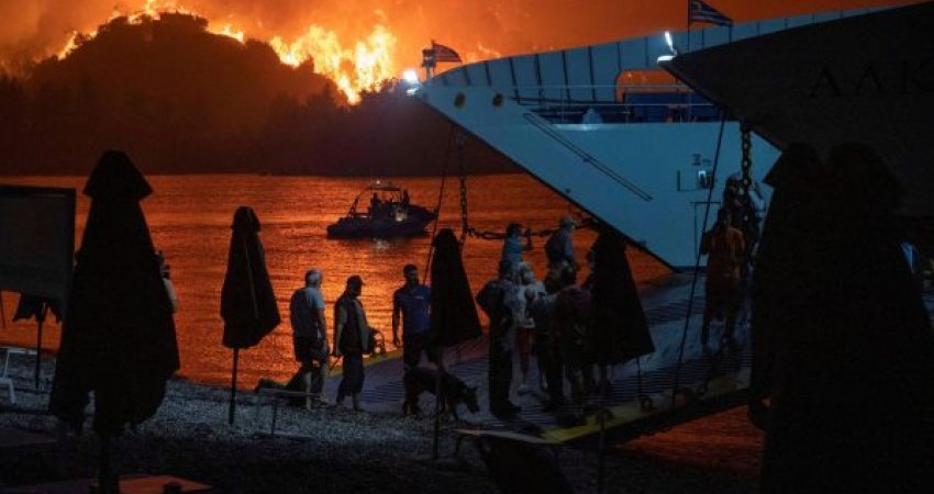 “Jemi vetëm, fundi ynë po afrohet”, katastrofë në Greqi, tragetet evakuojnë mijëra njerëz