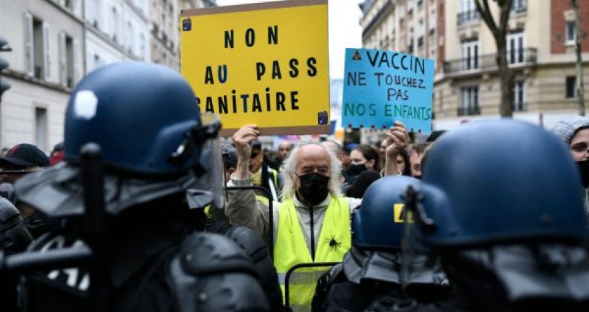 Protestat kundër ‘Green Pass’ në Francë, Macron: Pranoni rregullat kolektive dhe vaksinohuni!