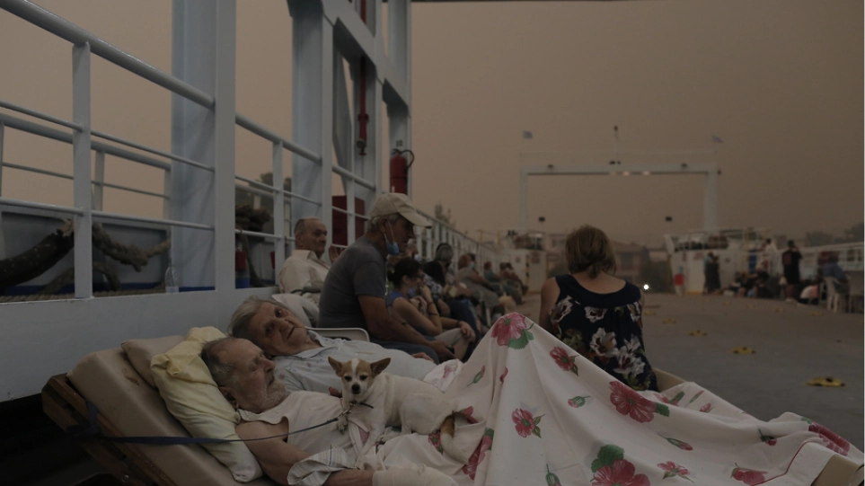 Virale/ Foto e të moshuarve tregon dramën që po kalon Greqi nga zjarret