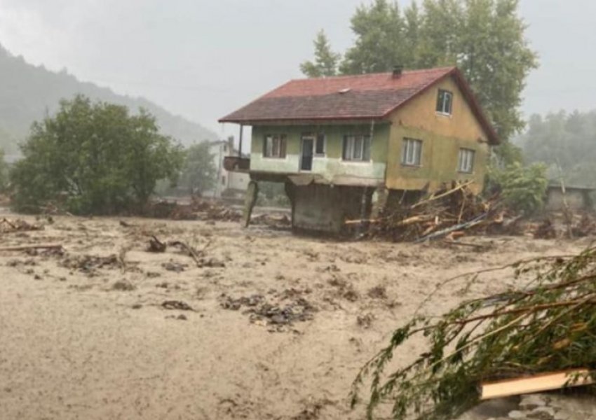 Pas katastrofës së zjarreve/ Turqia përfshihet nga përmbytjet dhe rrëshqitjet e tokës, një person i zhdukur