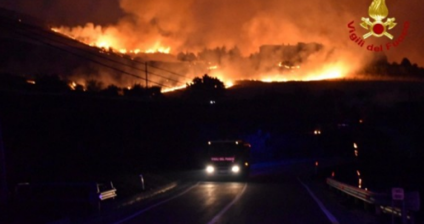 Zjarret e egra vërshojnë edhe jugun e Italisë
