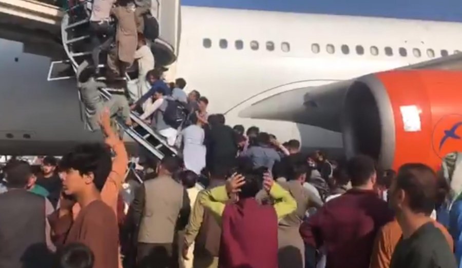 VIDEO/ Kaos dhe konfuzion në aeroportin e Kabulit, pamje tronditëse të dyndjes drejt avionëve