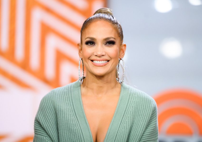 Jennifer Lopez na zbuloi se si duken flokët e saj natyralë