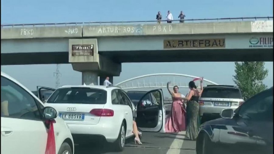 VIDEOLAJM/ Dasmorët bllokojnë autostradën në Laç duke kërcyer