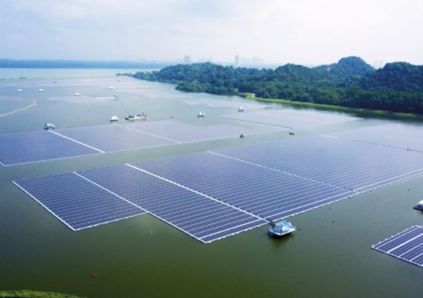 Singapor/ Hapet një nga fermat diellore lundruese më të mëdha në botë