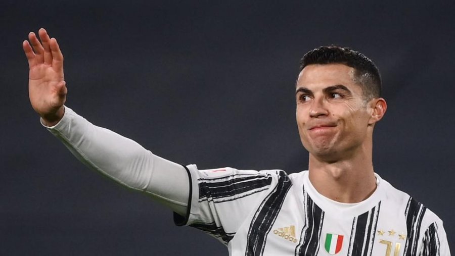 Ronaldo kthehet në shtëpi/ Nënshkruan me Manchester United