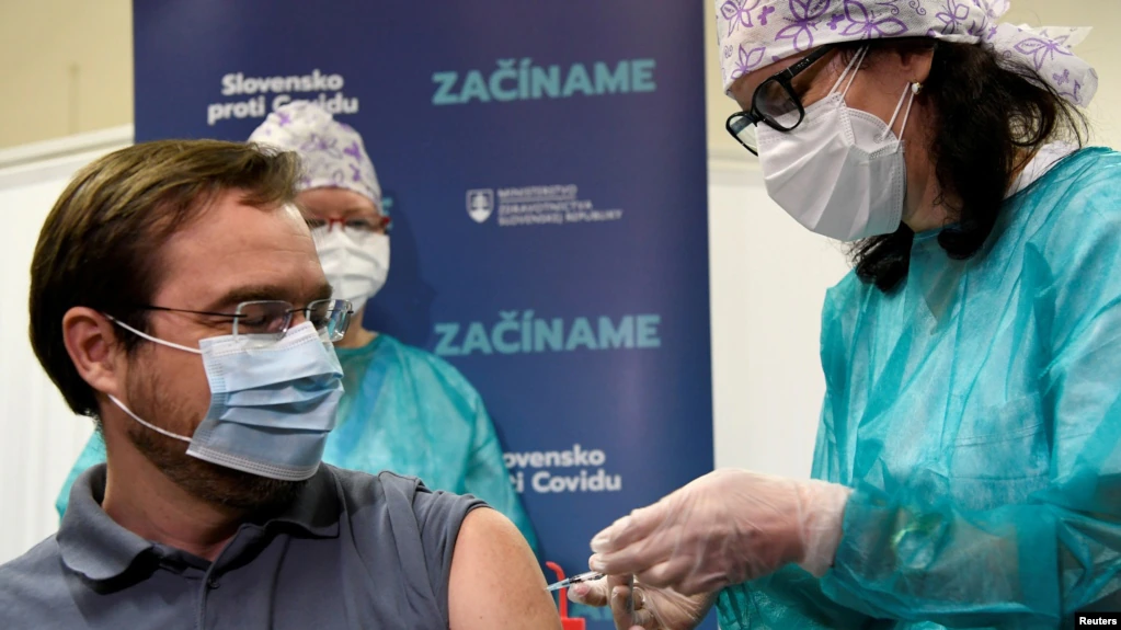 Pandemia/ Sllovakia ndalon përdorimin e vaksinës ruse