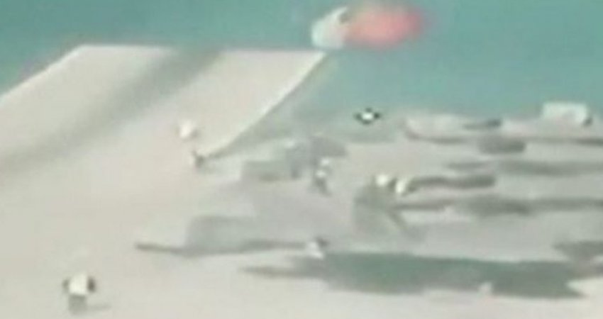 Ky është momenti kur avioni luftarak britanik rrëzohet në det, pilotët shpëtojnë (Video)
