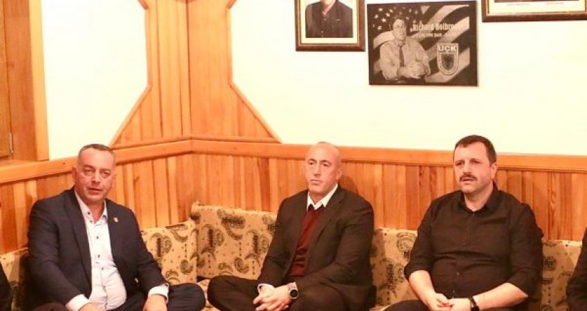 Ramush Haradinaj shkon në odën ku në luftë ishte pritur ambasadori Richard Holbrooke