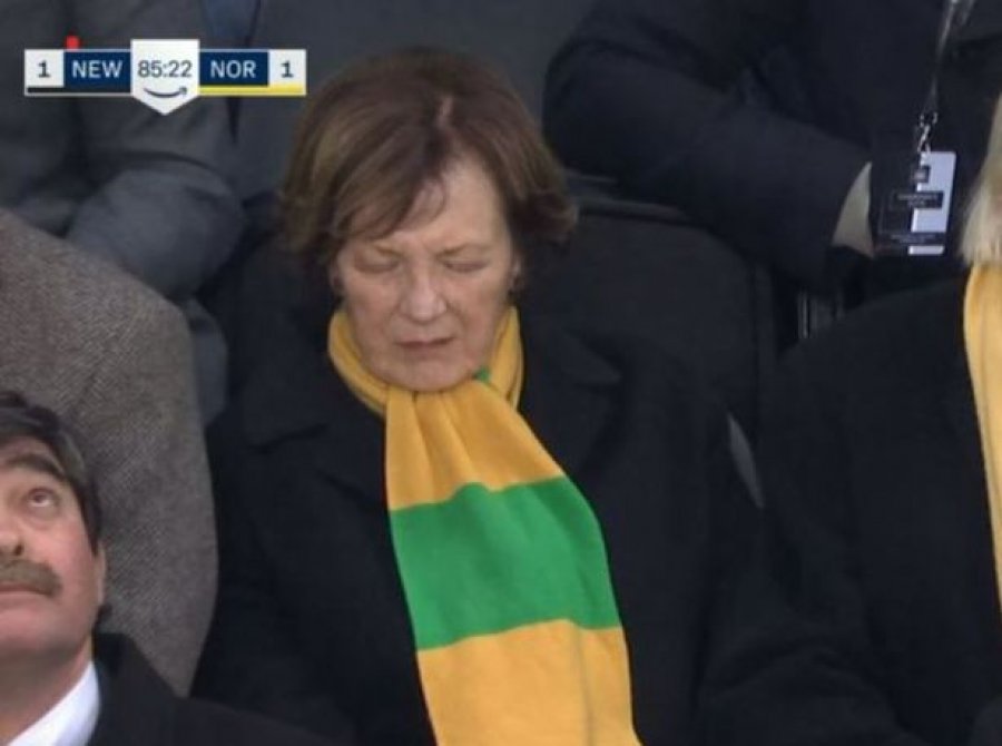 VIDEO/ E zë gjumi gjatë ndeshjes, presidentja e Norwich bëhet virale në rrjet