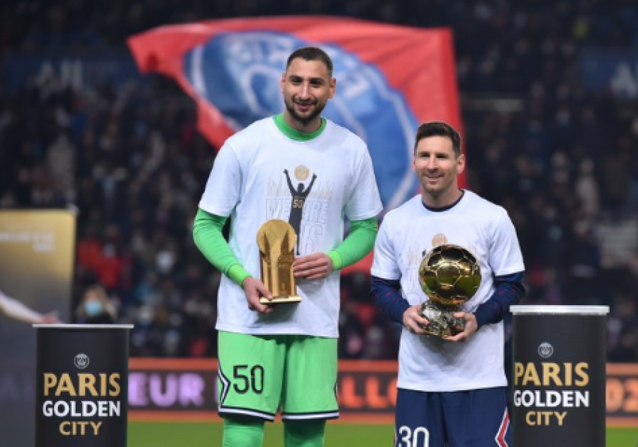 Gigio Donnarumma dhe Lionel Messi prezantuan trofeun e tyre në ‘Parc des Princes’