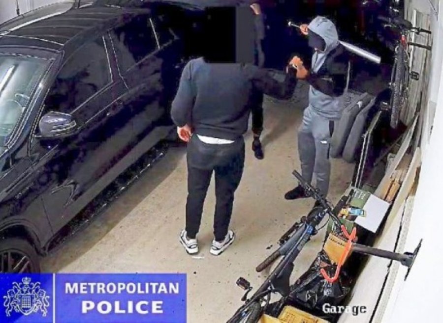 Mbrojtësi i Arsenalit lufton me hajnat që u përpoqën t’ia vidhnin Mercedesin nga garazha (VIDEO)