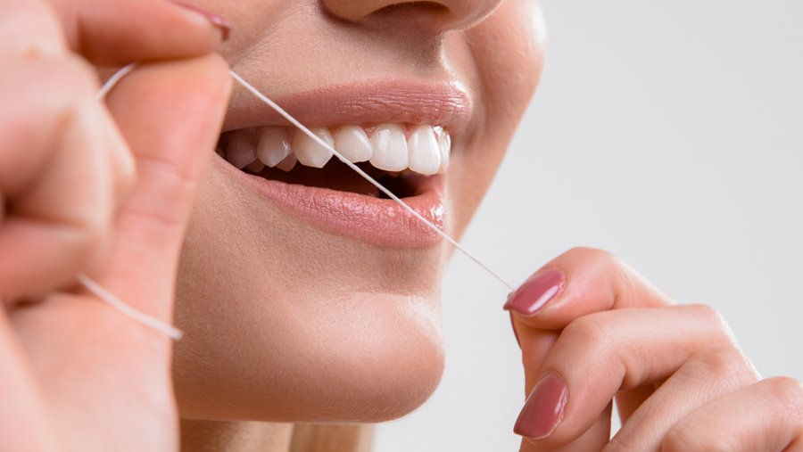 Çfarë ju tregojnë gjakderdhja dhe zmbrapsja e mishrave të dhëmbëve për shëndetin tuaj