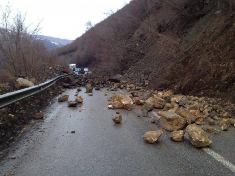 Rreth 346 mijë euro dëmi nga rrëshqitje e dherave në aksin Prishtinë–Mitrovicë