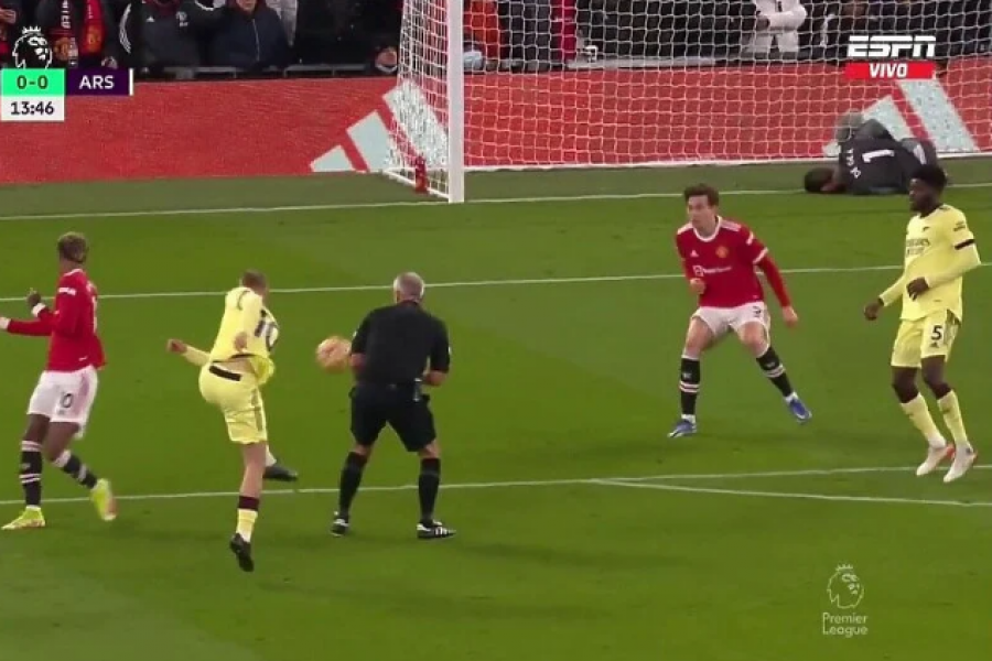 VIDEO/ De Gea i shtrirë në tokë, Arsenal ndëshkon Man United me një gol të çuditshëm